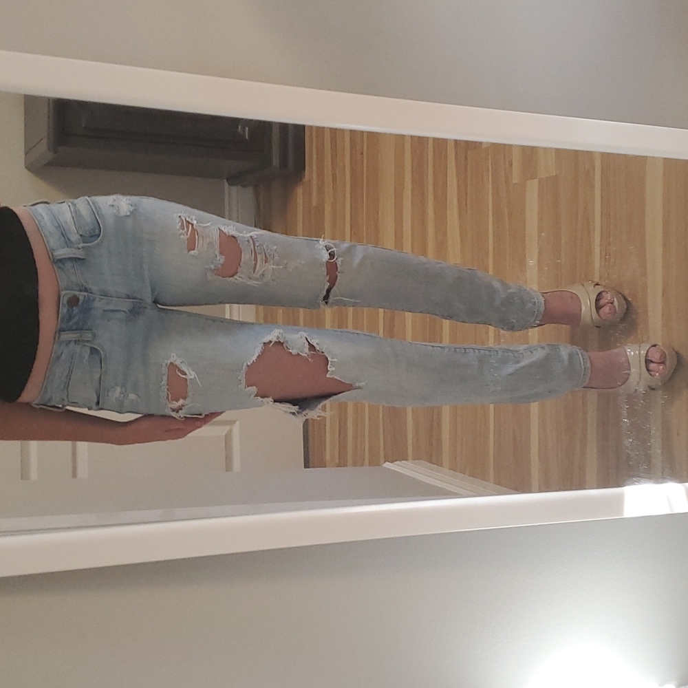 Very ripped American Eagle jeans light wash